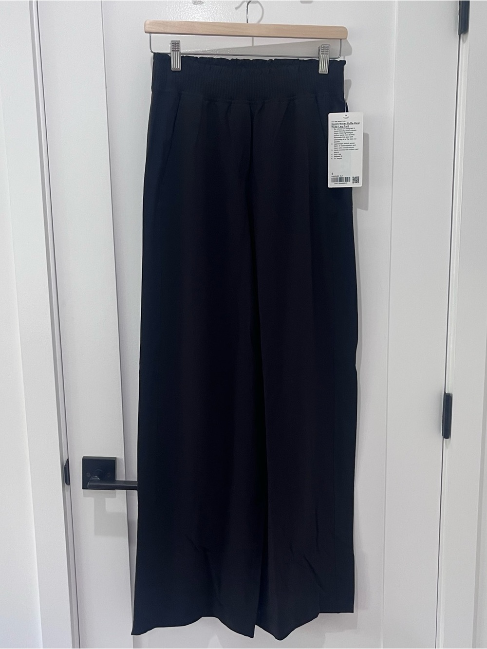 NWT lululemon Stretch Woven Ruffle-Waist
Wide-Leg Pant